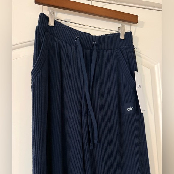 Alo Yoga Muse Wide Leg Pant in Navy Size XS NWT - Picture 3 of 11